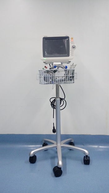 MINDRAY CARDIAC MONITOR WITH TRAY